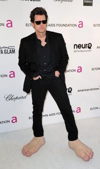 Egy hatalmas mezítlábas cipő Jim Carrey tökéletes angyali szárnyakkal