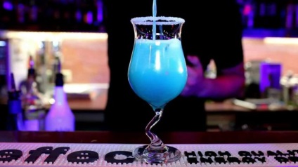 Cocktail - laguna albastră - o bucată de exotică paradisiacală