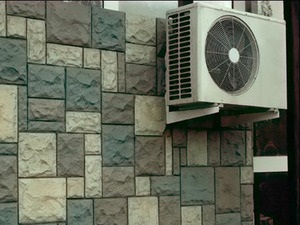 Montarea aerului condiționat pe fațada ventilată a clădirii