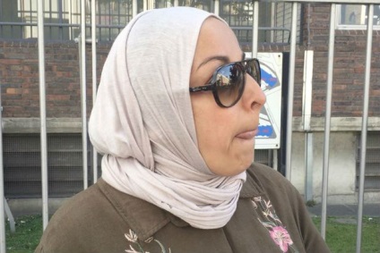 Мама викинула дитину з вікна палаючої вежі, щоб врятувати його (врятувати) Мама викинула дитину з вікна палаючої вежі, щоб врятувати його