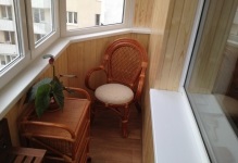 Bútor erkély loggia fénykép és egy kanapé a kezét, egy szék és egy komód fonott, összecsukható puha