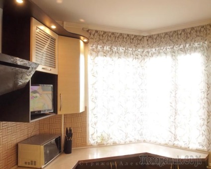 Mobilier pentru bucătărie cu fereastră de bay într-un apartament cu 2 camere din casa seriei p44t (52 mp.