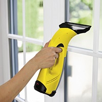 Spălarea ferestrelor după reparații în apartament ieftin