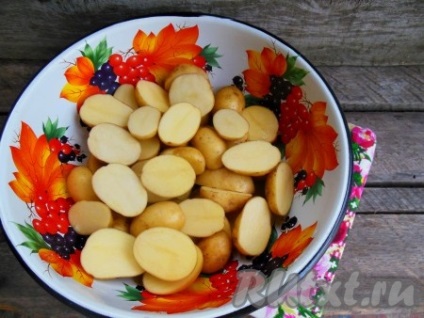 Cartofi tineri coapte în smântână în cuptor - rețetă cu o fotografie