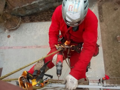 Instalarea de bannere pe fațada ventilată