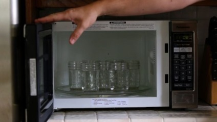 Este posibil și cum să sterilizeze borcane într-un cuptor cu microunde