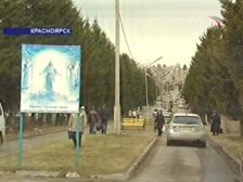 Pe geam, oamenii de la Krasnoyarsk caută locuri de înmormântare pentru rude sub morminte proaspete