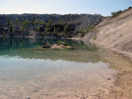 Lake - márvány - elárasztott kőbányában sziklás - utazás a krími