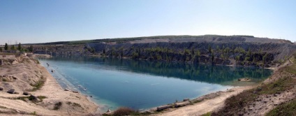 Lake - márvány - elárasztott kőbányában sziklás - utazás a Krímben (kőbánya) Lake - márvány - elárasztott kőbányában sziklás - utazás a krími