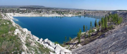 Lake - márvány - elárasztott kőbányában sziklás - utazás a krími