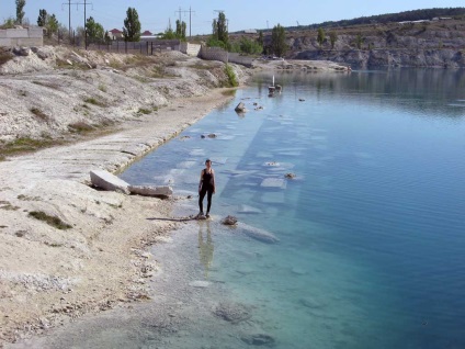 Lake - márvány - elárasztott kőbányában sziklás - utazás a krími