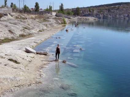 Lake - márvány - elárasztott kőbányában sziklás - utazás a krími (Lake) Lake - márvány - elárasztott kőbányában sziklás - utazás a krími