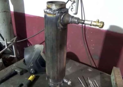Un cuptor cu circuit de apă cu mâinile pe lemn și de lucru