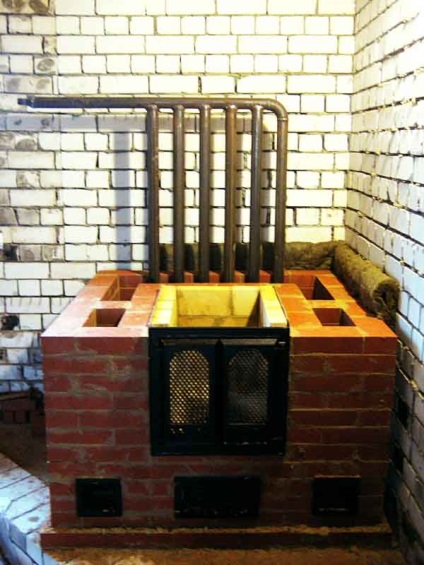 Un cuptor cu circuit de apă cu mâinile pe lemn și de lucru