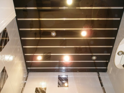Plafoanele panourilor pvc au suspendat instalarea pe două niveluri cu mâinile în baie și pe balcon,
