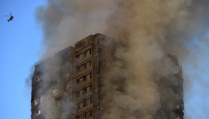 Tűz sokemeletes London anya dobta ki az ablakon a gyerekek