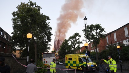 Tűz sokemeletes London anya dobta ki az ablakon a gyerekek
