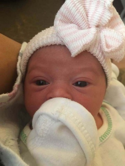 Kötve a baba autósülés, egy nő kidobta az ablakon (baby) Kötve a baba autósülés, egy nő kidobta az ablakon