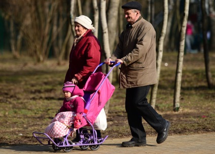 Copilul ca primăvară, iar părinții săi stoarse și păstrează