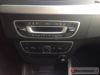 Renault Fluence - 2012 - „egy remek autó! Megmondom, hogyan kell emelni az ablaktörlők megnyitása nélkül a motorháztető (autó) Renault Fluence - 2012 - „egy remek autó! Megmondom, hogyan kell emelni az ablaktörlők megnyitása nélkül a motorháztető