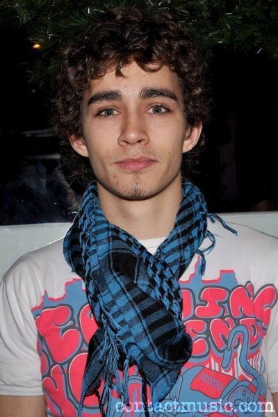 Robert Sheehan - a forrása a jó hangulat