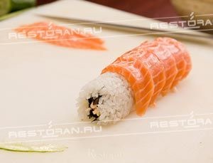 Rolls - o gheișă - de la bucătarul restaurantului - la fabrici