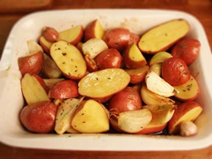 Crăciunul sau gâsca de Anul Nou cu mere, prune și cartofi în cuptor