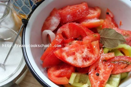 Salata de roșii și piper, morcovi și ceapă pentru rețeta de iarnă, rețete ușoare