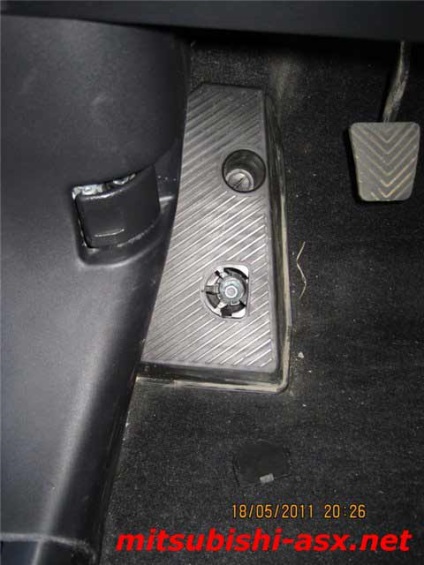 Eltávolítása a belső padló burkolat a vezető és az első utas - autó klub Mitsubishi ASX,