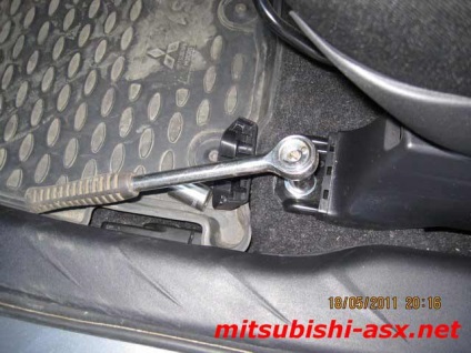 Scoaterea căptușeală a podelei cabinei în fața șoferului și a pasagerului din față - clubul auto mitsubishi asx,