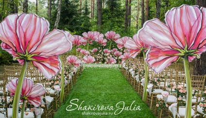 Esküvői piros Valentino Julia Shakirova online kiadásában lapja szerelem