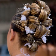 Esküvői ékszerek a menyasszony frizura - megvásárolható tartozékok haj koszorúk, címerek Esküvő