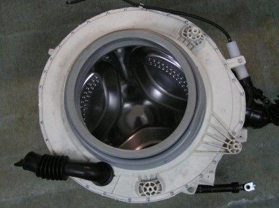 Mașina de spălat curge de sub motivul și ce să facă