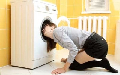 Mașina de spălat curge de sub motivul și ce să facă