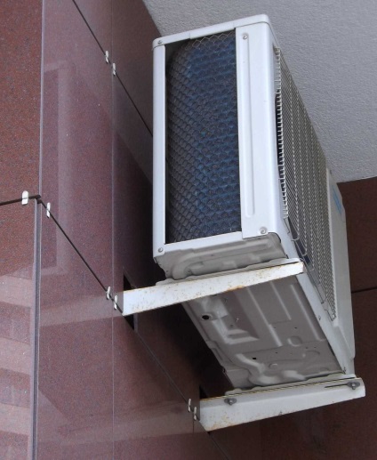 Instalarea de aparate de aer condiționat pe fațada casei, pe fațada ventilată a casei, prețuri scăzute, de înaltă calitate