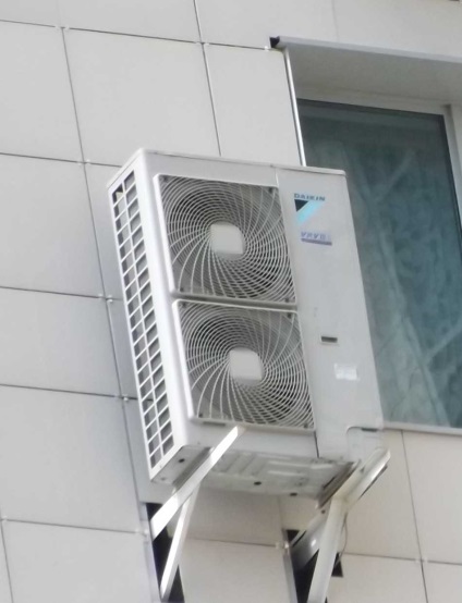Instalarea de aparate de aer condiționat pe fațada casei, pe fațada ventilată a casei, prețuri scăzute, de înaltă calitate