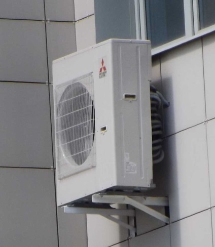 Instalarea de aparate de aer condiționat pe fațada casei, pe fațada ventilată a casei, prețuri scăzute, de înaltă calitate