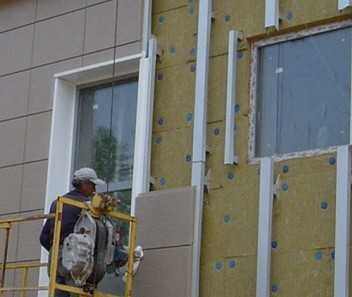 Instalarea de aparate de aer condiționat pe fațada casei, pe fațada ventilată a casei, prețuri scăzute, de înaltă calitate