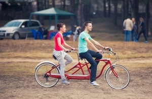 Biciclete tandem - pentru copii și adulți, fotografii de tandemuri cu trei roți cu mâinile lor
