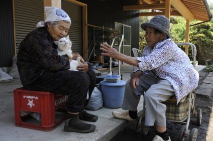Mama bunică japoneză și pisica ei fukumaru
