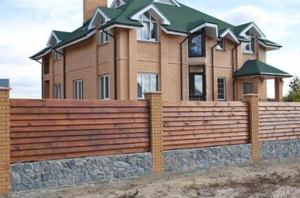 Garduri pentru o construcție de case de casă de casă, gard de fotografii în jurul casei - un lucru ușor de făcut