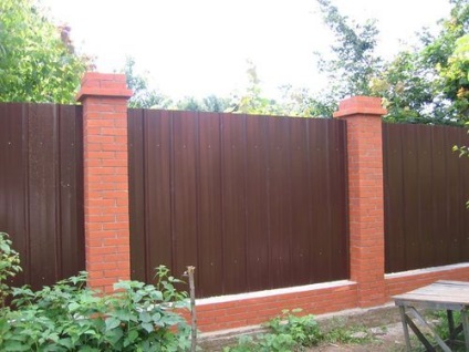 Garduri pentru o construcție de case de casă de casă, gard de fotografii în jurul casei - un lucru ușor de făcut
