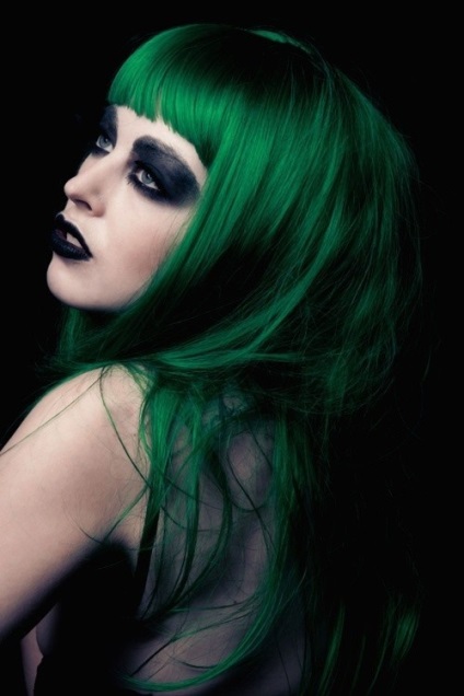 Miért fiatal lányok festeni a haját egy mérges zöld színű