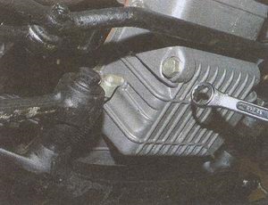Înlocuirea filtrului de ulei și ulei pe vehiculele cu gaz 31105 cu motorul zmz 406