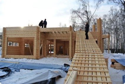 Construcția de iarnă a unei case din lemn - toate plusurile și minusurile