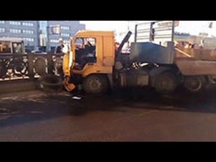 Az autó lerepült a felüljáró Moszkvában, a legfrissebb hír az Ön számára