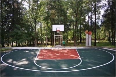 A kosárlabda egy nézete sportpálya, amelynek téglalap alakú