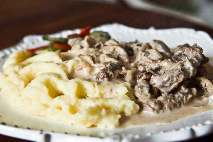 Carne de vită Stroganoff - o rețetă pentru gătitul modern la domiciliu cu o fotografie