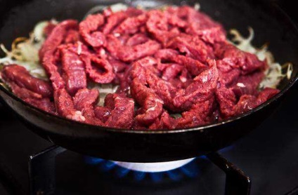 Carne de vită Stroganoff - o rețetă pentru gătitul modern la domiciliu cu o fotografie