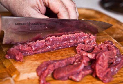 Carnea de vită Stroganoff - o rețetă pentru gătitul modern la domiciliu cu o fotografie
